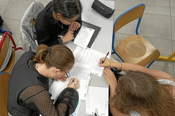 L’écriture des textes pouvait se faire en groupe.