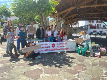 Le collectif enfantiste lors d’un évènement à Ascain.