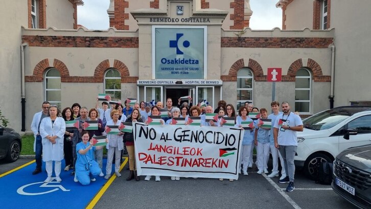 Protesta en el Hospital de Bermeo contra el genocidio.