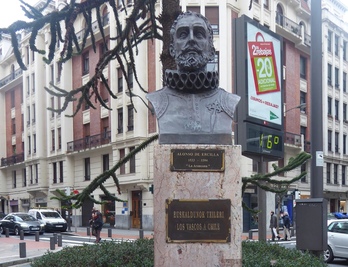 Alonso Ertzillari eskeinitako estatua, Bilbon.