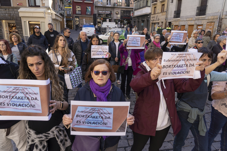 Participantes en la concentración en la plaza Consistorial de Iruñea.