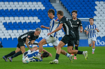 Mikel Rodríguez, que en la imagen conduce el balón en el partido contra el Andorra, será duda hasta última hora.