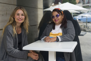 La periodista y autora del libro «Narrar el abismo» Patricia Simón junto a la activista de derechos humanos colombiana Estebana Ortiz en Donostia.