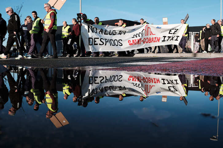 Inicio de la marcha de los trabajadores de Saint-Gobain desde Berriozar hasta el Parlamento navarro.