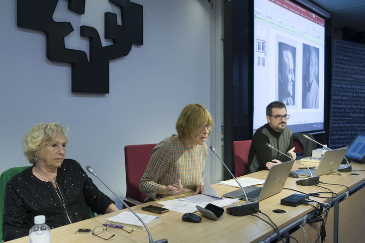 Ana María Izaskun Ruiz Guilarte, a la izquierda, este jueves en Gasteiz.