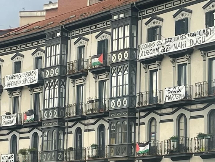 Carteles en las viviendas de Martzana quejándose de los ruidos.