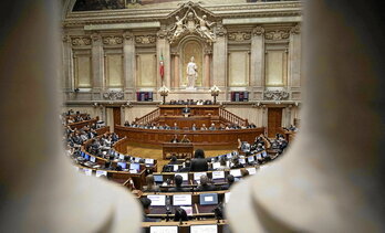 Portugalgo Parlamentuaren ikuspegi orokorra. Bertan, migranteei trabak areagotzeko hainbat neurri onartu dituzte.
