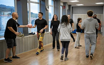 Supituki taldeko kideak entrenamendu bete-betean.