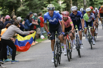 Oier Lazkano tira del pelotón en el Tour 2024, su último año en el conjunto Movistar.