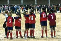 Helduak begira daudenean nabarmen aldatzen da haurrek kirola bizitzeko duten modua.