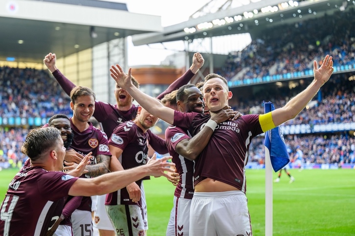 Los jugadores del Hearts celebrando un gol en el Ibrox, estadio del Rangers.