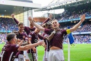 Los jugadores del Hearts celebrando un gol en el Ibrox, estadio del Rangers.