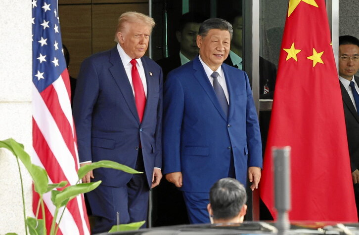 Donald Trump y Xi Jinping salen de su reunion en la base de la Fuerza Aérea Gimhae, en Busan (Corea del Sur).