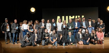 Musika industriaren atal desberdinak nabarmendu zituzten Aupa! sarietan. Ezkerrean. saritu guztiak. Eta eskuinean, Amaia Romero pianoan, Manuel Alejandroren txaloak jasotzen.