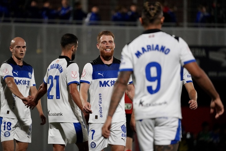 Carlos Ballestero, en el centro, se ha estrenado dando el primer gol a Mariano.