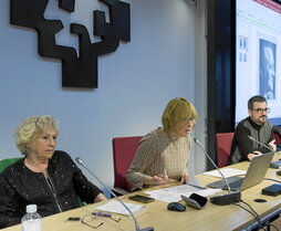 Ana María Izaskun Ruiz Guilarte, a la izquierda, ayer en Gasteiz.