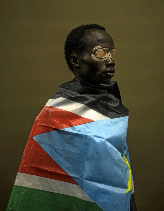 Un jugador, enfundado en la bandera de Sudán del Sur.