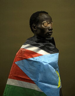 Un jugador, enfundado en la bandera de Sudán del Sur.