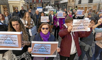 Participantes en la concentración de rechazo a los hechos en la plaza Consistorial de Iruñea ayer.