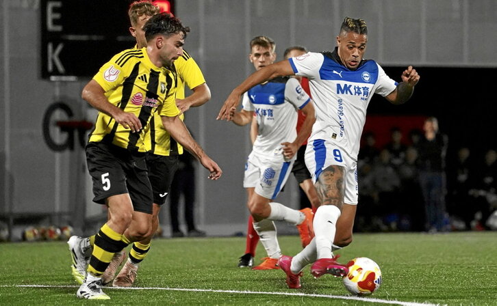 Mariano, que firmó un hat-trick, protege el esférico ante la presión de un Getxo aguerrido.