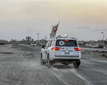 Un vehículo de la Cruz Roja transporta uno de los cuerpos entregados en Deir al-Balah.