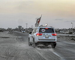 Un vehículo de la Cruz Roja transporta uno de los cuerpos entregados en Deir al-Balah.
