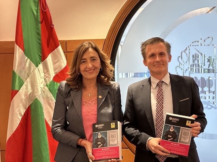 Mikel Mancisidor, junto a la consejera Olatz Garamendi en una presentación de un libro sobre «la tradición foral y pactista de Euskadi» el pasado año.