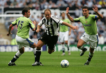 Shearer, en un Newcastle-Deportivo de A Coruña europeo en 2005 (a la derecha Scaloni, hoy entrenador de Argentina).
