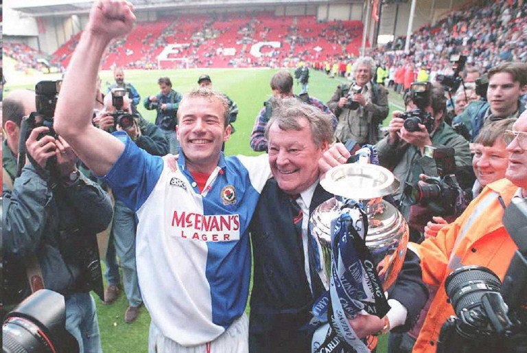 Shearer, celebrando la sorprendente liga lograda con el Blackburn. (AFP)