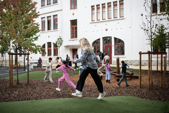 Haurrak, eskolako jolastokian.