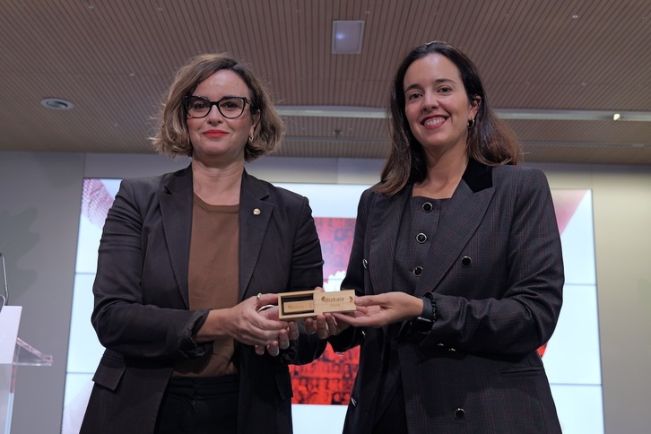 Elixabete Etxanobe e Itxaso Berrojalbiz muestran el pendrive con el proyecto de cuentas.