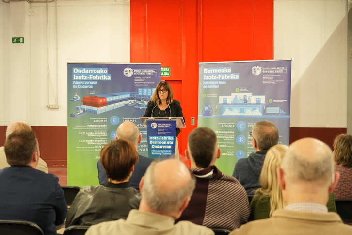 Amaia Barredo sailburua, eraikiko diren izotz fabriken berri ematen. 