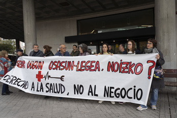 Un momento de la concentracion de la Plataforma Navarra de Salud frente a la sede de Osasunbidea.