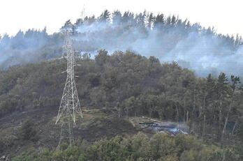 Después de trabajar durante toda la noche, las dotaciones desplazadas a la zona han conseguido controlar el incendio.