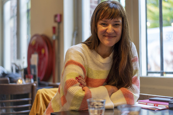 Sarah Dobbe, parlamentaria del Partido Socialista de los Países Bajos, en una cafetería de la ciudad de Arnhem.