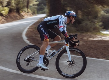 El Red Bull-Bora ha rescindido su contrato al gasteiztarra Oier Lazkano.