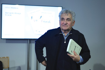 Bernardo Atxaga, liburu berria esku artean duela.