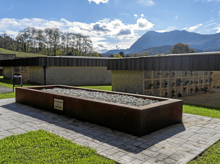 Errautsak zabaltzeko Abadiñoko hilerrian eraiki duten errautsen lorategia.