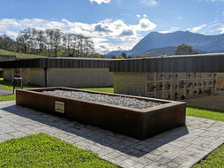 Errautsak zabaltzeko Abadiñoko hilerrian eraiki duten errautsen lorategia.