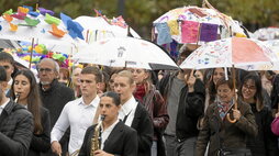 Desfile inaugural y exposición Zutaz Blai.