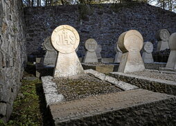 Elbira Zipitira andereño gipuzkoarraren hilobia, Bermeoko Mañu auzoko hilerrian.