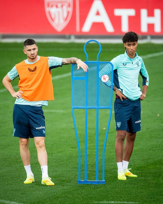 Selton –a la derecha–, junto a Sancet, en el último ensayo del Athletic antes del derbi de Anoeta.