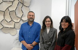 Pablo Lorente (Sustrai), Andrea Goizueta (abogada de Arankoa) y Lorea Flores (Greenpeace), ayer en Iruñea.
