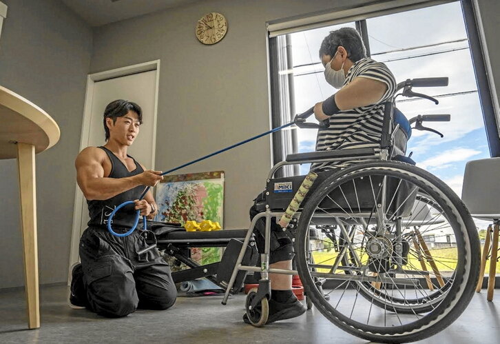 Kulturista emakumea, entrenatzen, desgaitasuna duten pertsonentzako zentroan.