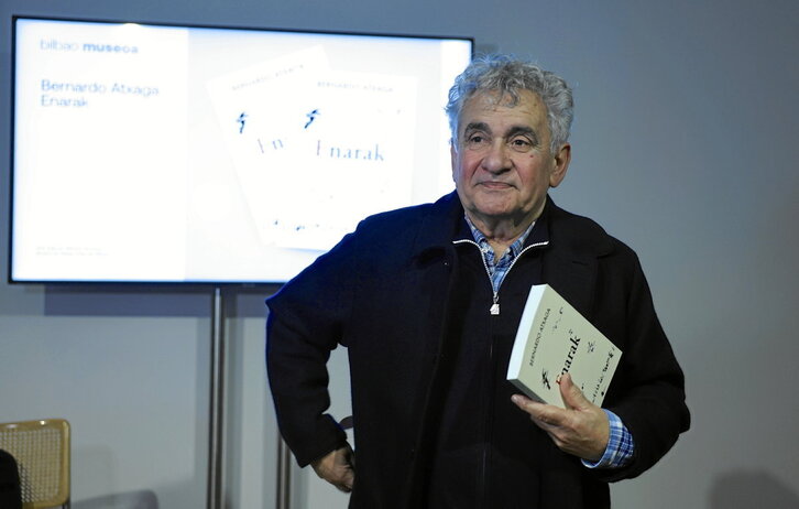 Bernardo Atxaga, Bilboko Arte Ederren Museoan, nobela aurkezten.