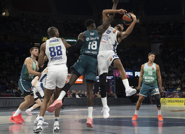 La defensa y Spagnolo, en segundo plano en la imagen, han marcado la diferencia.