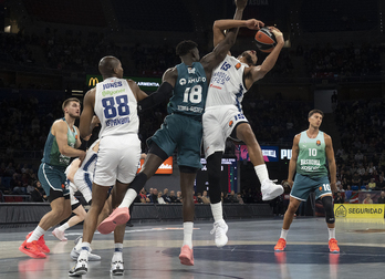 La defensa y Spagnolo, en segundo plano en la imagen, han marcado la diferencia.