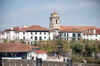 La commune de Saint-Jean-de-Luz comptait 14 690 habitants en 2022.