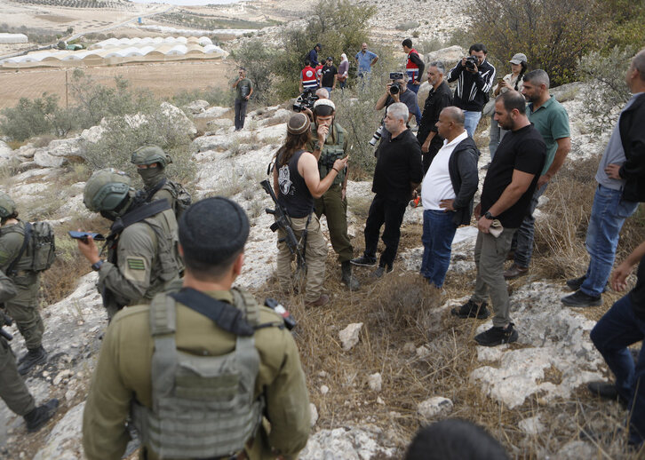 Colonos israelíes, con el apoyo de militares, tras atacar a un grupo de activistas palestinos e internacionales que participaban en una jornada de recolección de aceitunas en la aldea de Soba, al sur de Hebrón.