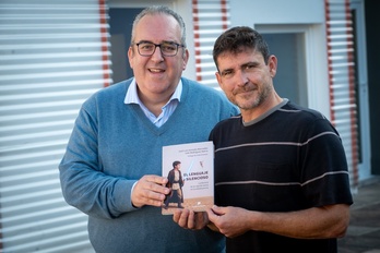 Los psicólogos José Luis Gonzalo Marrodan e Iván Rodriguez Ibarra muestran un ejemplar del libro que acaban de publicar.